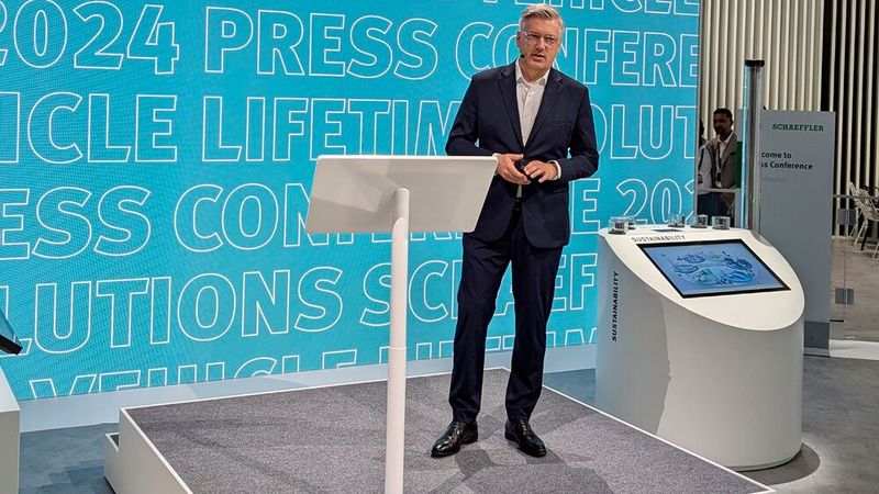 Jens Schüler, Vorstand Schaeffler Vehicle Lifetime Solutions, gab auf der Pressekonferenz die Integration der Vitesco-Produkte in das Aftermarket-Portfolio von Schaeffler bekannt. Die Marke Vitesco wird nicht weitergeführt. (Bild: Rosenow – VCG)