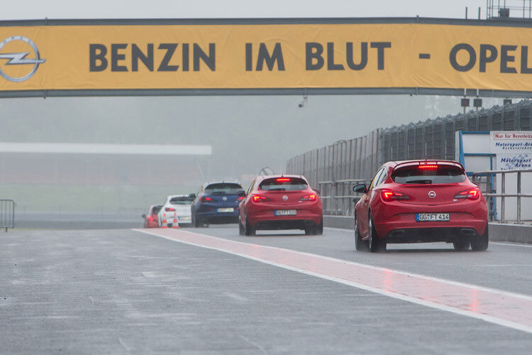 Das Motto in Oschersleben: „Benzin im Blut - Opel im Herzen.“ (Foto: Opel)