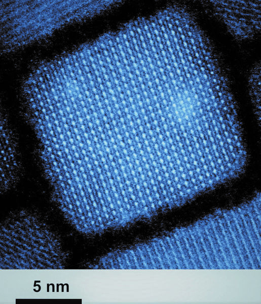 En Cäsium-Bleibromid-Nanokristall unter dem Elektronenmikroskop (Kristallbreite: 14 Nanometer). Einzelne Atome sind als Punkte sichtbar. (ETH Zürich / Empa)