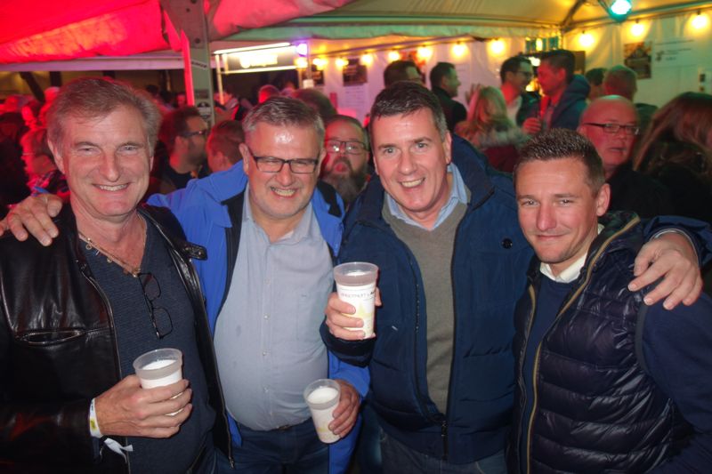 (v. l.) Andreas Hölzer, Michael Göcking und Ralf Hemecker, AEG, und Jens Gieseke, und die Zunge alias Dominik Kopp, ALSO. (IT-BUSINESS)