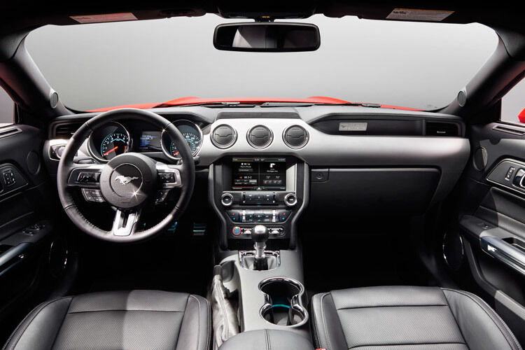 Das Cockpit wird beherrscht vom kultig-knackigen Lenkrad, auf dem natürlich statt der Ford-Pflaume das Pony galoppiert. (Foto: Ford)