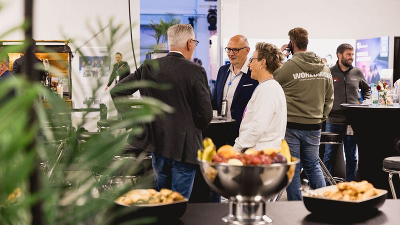 Für viele ist die Tagung ein fester Termin im Kalender. Beim Ankommen, dem Begrüßungskaffee und dem ersten Snack gibt es das erste Wiedersehen mit Kollegen, Lieferanten und Partnern. (Bild: Stefan Bausewein)