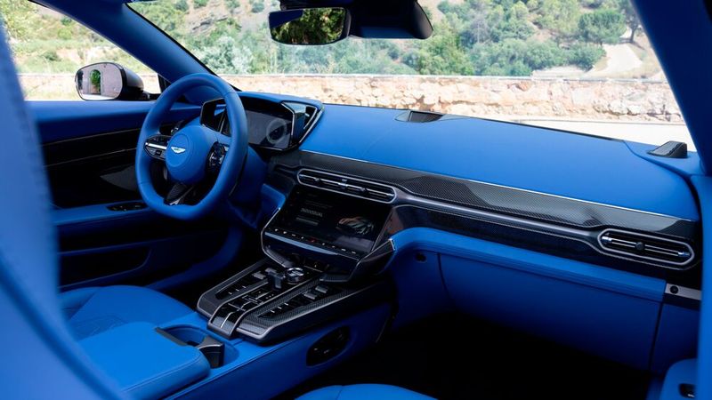 Wem die Ausstattungsoptionen des Spitzenmodells nicht genügend Vielfalt bietet, kann seinem Individualisierungswunsch beim hausinternen Service „Q by Aston Martin“ nachkommen. (Bild: Aston Martin)