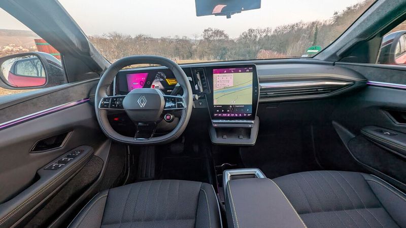 Der Innenraum: Im Scenic findet man ein modernes Cockpit, das von zwei 12 Zoll großen Displays dominiert wird. Der zentrale hochformatige Bildschirm ist dem Fahrer leicht zugeneigt. Für Lichtdurchflutung sorgt auf Wunsch ein Panoramadach mit vier Transparenzstufen, das für 1.600 Euro Aufpreis zu haben ist. Auffallend ist die breite Mittellarmlehne. (Bild: Mauritz – VCG)