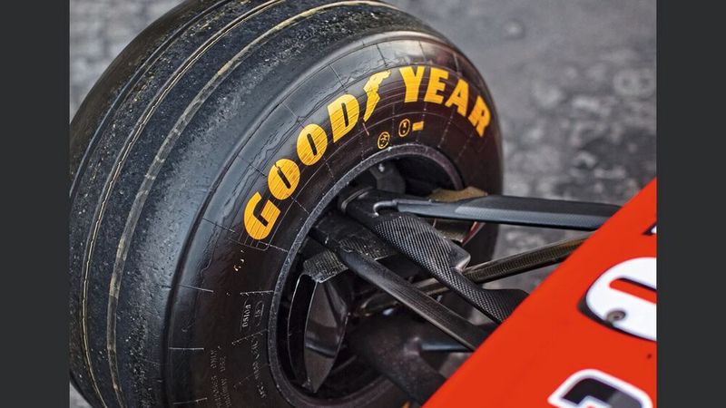 Senkrecht montierte vordere Stoßdämpfer kehrten in den Wagen der Scuderia zurück, und an jeder Ecke des F300 wurden unabhängige Torsionsstangen mit Schubstangen montiert, ebenso wie Bremsscheiben aus Carbon und 13-Zoll-Leichtmetallfelgen von Bridgestone. (Bild: Kevin Van Campenhout ©2022 Courtesy of RM Sotheby’s)