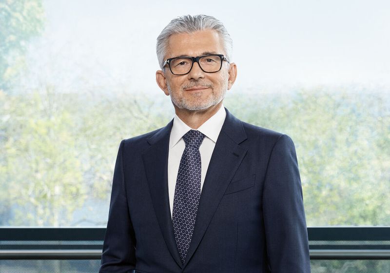 „Die Voestalpine konnte im ersten Halbjahr 2025/26 ein sehr solides Ergebnis erzielen. Unsere hochtechnologischen Produkte sind weltweit gefragt, vor allem die Bereiche Eisenbahninfrastruktur, Luftfahrt und Lagertechnik haben sich sehr gut entwickelt“, so CEO Herbert Eibensteiner. (Bild: Andreas Hofer/Voeastalpine)