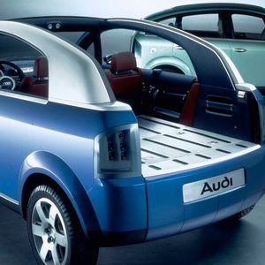 1997 entstand ein Showcar für die Internationale Automobilausstellung (IAA) in Frankfurt. Die Al2, wie die beiden Studien genannt wurden, sollten durch die Verwendung durchsichtiger Kunststoffteile und Aluminium ein neues Raumgefühl und Leichtigkeit vermitteln. Beide Versionen hatten eine weit heruntergezogene Dachlinie und eine weit nach vorn greifende Windschutzscheibe. (Bild:  Audi AG)