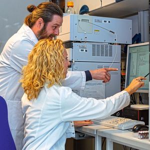 Dr. Daniela Weber mit dem Erstautor Bastian Kochlik bei der Datenauswertung