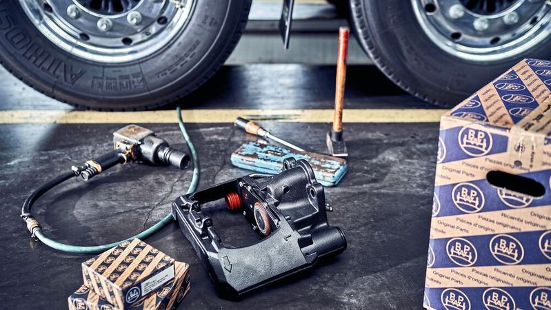 Je älter ein Lkw oder Trailer ist, desto eher stellt sich die Frage, ob sich eine Reparatur mit Original-Ersatzteilen noch lohnt. Reman-Teile können eine preiswerte und dennoch hochwertige Alternative sein.(Bild:  Knorr-Bremse)