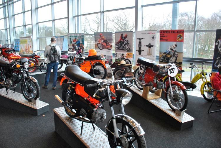 Die wilden Fünziger: schön inszenierte Kleinkraftrad-Ausstellung. (Dominsky/»kfz-betrieb«)