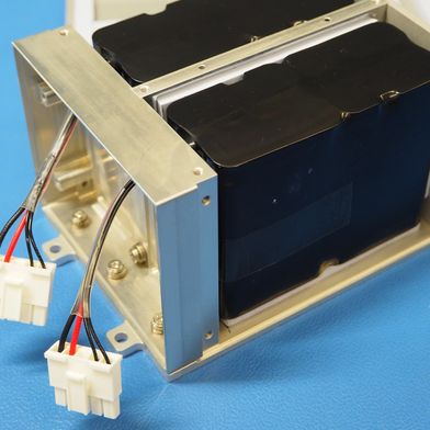 Tubin-Satellit mit zwei Lithium-Ionen-Batteriepacks.
 (Bild: Philipp Werner / TU Berlin)