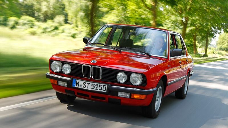 Auf der IAA 1981 in Frankfurt kündigte BMW den 524td als ersten dieselbetriebenen Personenwagen der Marke offiziell an. Ende 1982 ging er mit 100 Vorserienwagen in Produktion. Auf der IAA im Herbst 1983 wurde das Modell dann vorgestellt. Es hat einen 2,4-Liter-Reihensechszylinder-Wirbelkammermotor des Typs BMW M21, der vom Ottomotor BMW M20 abgeleitet ist. Mit Turboaufladung erreicht der M21 eine Leistung von 85 kW (116 PS). Seinerzeit galt der 524td als Fahrzeug mit sehr guten Fahrleistungen und als schnellste in Serie hergestellte Diesellimousine der Welt. (Bild: BMW)