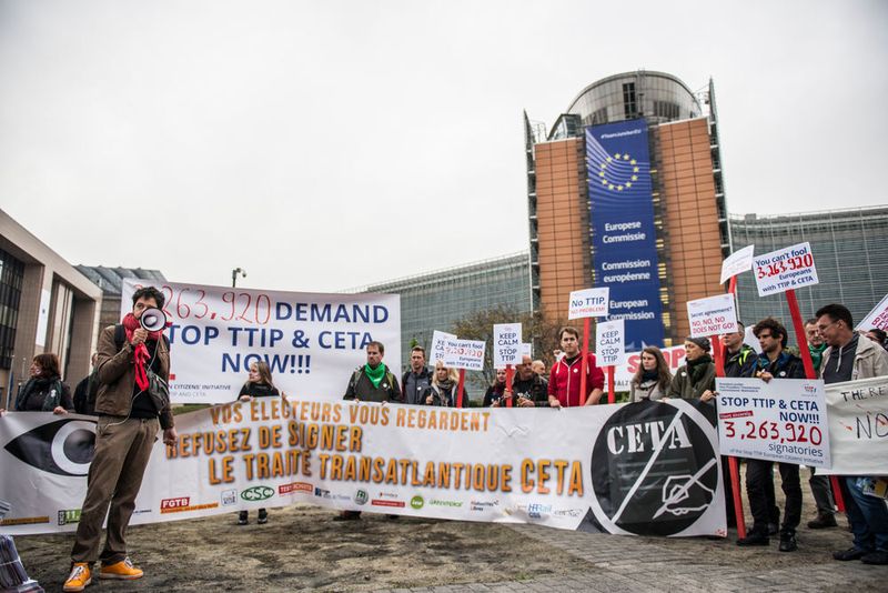 Foto der symbolischen Unterschriftenübergabe der Bürgerinitiative Stop TTIP in Brüssel. (Bild:  Stop TTIP/Alex GD/Collectif Krasnyi)