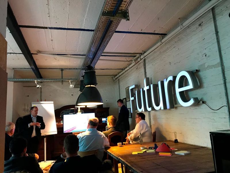 Stefan Benske und Konstantin Dunaev geben einen Ausblick zur Entwicklung von Cloudlösungen und wie A10s Strategie dazu aussieht. Das Thema gab viel Anlass zur Diskussion – wer sind die Zielmärkte, wie sieht der Wettbewerb aus und wie adressiere ich das Thema beim Kunden. (A10 Networks)