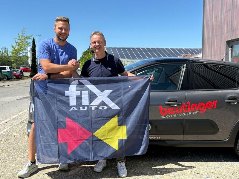 Markus Beutinger und Fix Auto Deutschland-Chef Roy de Lange (von links) freuen sich über die neue Partnerschaft im Süden. (Bild:  Fix Auto Deutschland)