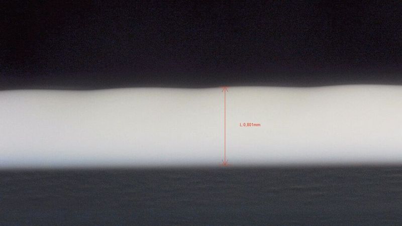 Mit 300 Hz Taktfrequenz wird eine hohe Dosierfrequenz bei einer Entfernung von 50 mm  bei horizontalen und Überkopfaufnahmen erzielt – auch mit Naturkautschuk sei es als  Dosierpunkte oder geometrische Formen wie Ringe. (Bild: Perfecdos)