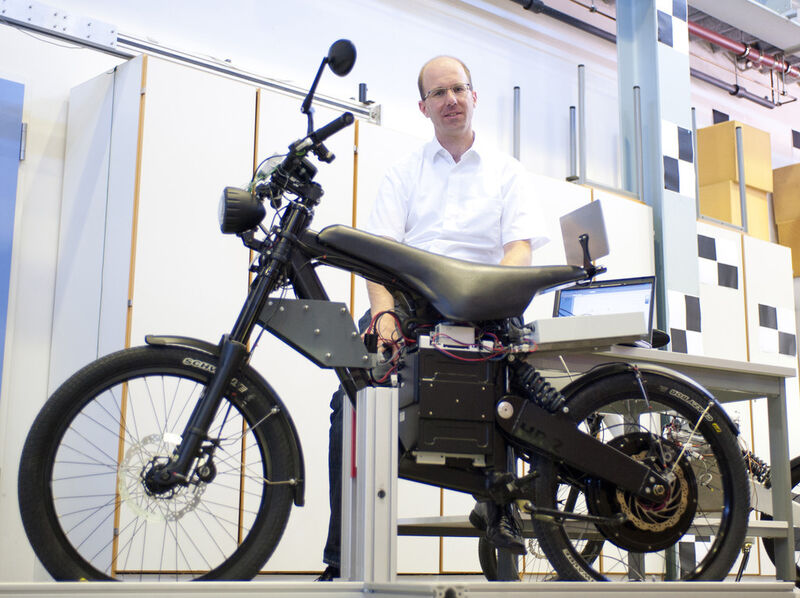 Der Ulmer Ingenieur Dr. Buchholz mit einem Testfahrzeug. Ein Allradantrieb soll das Elektrokraftrad sicherer und spritziger machen (Bild: Universität Ulm)