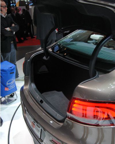 Das Kofferraumvolumen der Stufenheck-Limousine beträgt 450 Liter. Die im Verhältnis 60 zu 40 teil- und umklappbaren Fondsitzlehnen samt Durchladeöffnung sollen für mehr Variabilität sorgen und den Transport besonders langer Gepäckstücke ermöglichen. (Foto: Baeuchle)