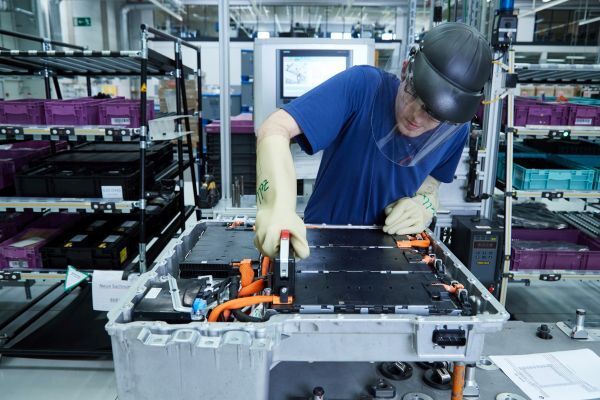 Elektro-Komponenten-Fertigung in Dingolfing für Plug-in-Hybridfahrzeuge.  (BMW)