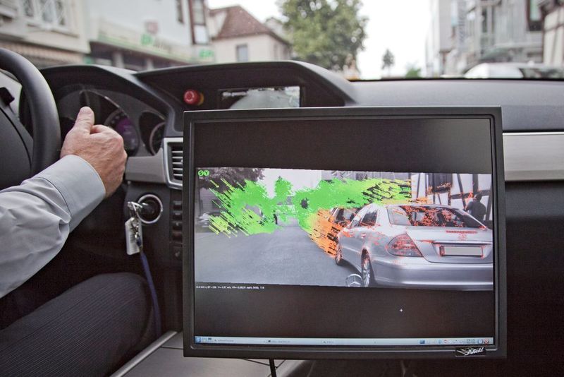 Visualisierung des 6D-Vision-Algorithmus im Versuchsträger: Die Farbe codiert die Entfernung der analysierten Punkte von Rot (2 m) zu Grün (50 m).  (Bild: Deutscher Zukunftspreis, Ansgar Pudenz)
