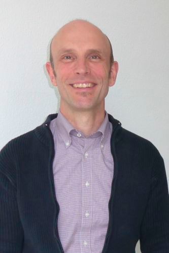 Betriebsberater Matthias Pfau erläutert die Anforderungen an den Scheinwerfereinstellplatz. (Pfau)