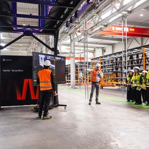 Ein Mitarbeiter von Vertiv zeigte, wie ein digitaler Zwilling das Ein- und Ausschalten von Stromschaltern abbildet. Das Beispiel veranschaulichte, wie Predictive Maintenance funktioniert: Komponenten und ihre Zustände lassen sich softwareseitig modellieren, um mögliche Ausfälle frühzeitig zu erkennen.(Bild:  Vertiv)
