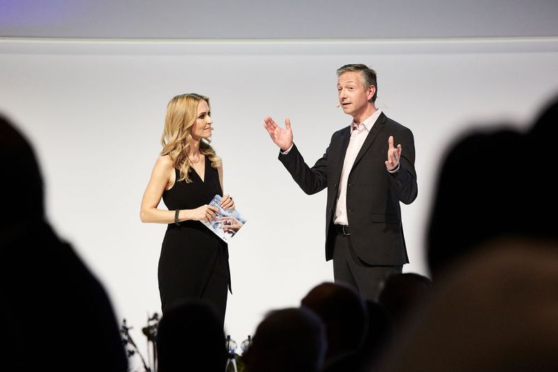 Laudatoren waren unter anderem Christian Scheppach, Leiter Aftersales bei BMW Deutschland (mit Moderatorin Petra Bindl) ... (BMW)