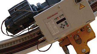 Mit der steigfähigen Elektrohängebahn (EHB) von Eisenmann können Lasten bis zu 300 kg über Steigungen von 30° transportiert werden. Bild: Eisenmann (Archiv: Vogel Business Media)