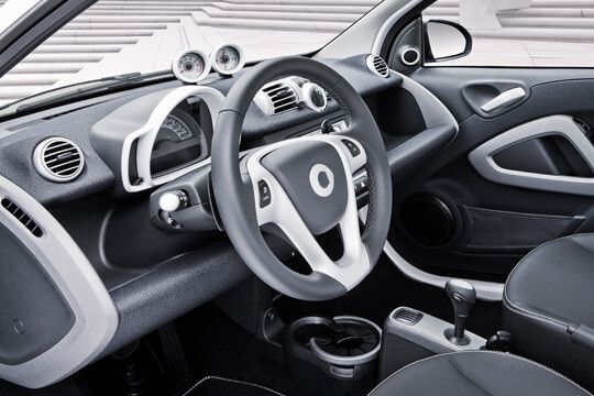 Serienmäßig mit an Bord sind u.a. Klimaanlage, MP3-fähiges Radio und ein automatisches Schaltprogramm. (Foto: Smart)
