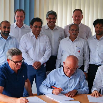Vertreter des Vorstands der Zollner Elektronik AG und Avalon Technologies Limited blicken erwartungsvoll auf die gemeinsame Zukunft des Joint Ventures.  (Bild: Zollner)