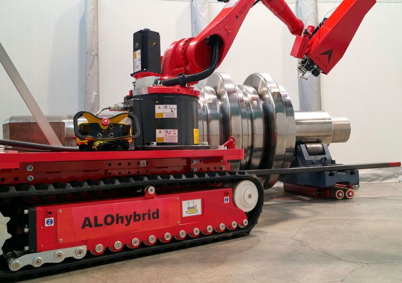 Ein näherer Blick auf den flexibel einsetzbaren Alohybrid, beim mobilen Laserhärten einer Welle. (Alotec)