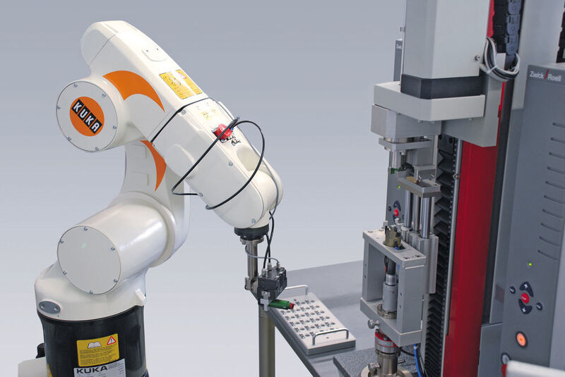 Vollautomatisierte Prüflösung mit Roboter (hier mit Insulin-Injektoren) (Zwick)