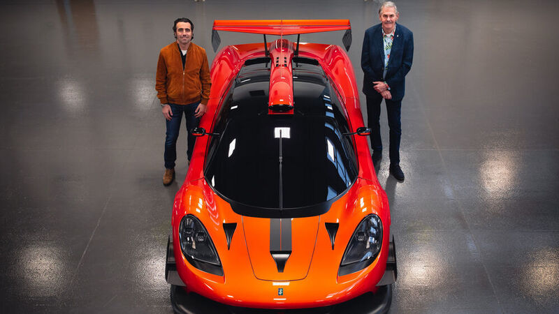 Der T50S von Gordon Murray Automotive mit Rennfahrer Dario Franchitti (li.) und dem namensgebenden Firmenchef (re.) (Gordon Murray Automotive)
