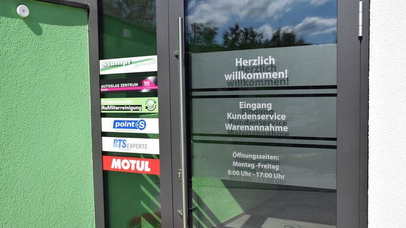Es kommt aber auch auf die inneren Werte an. Was die Kunden hier neben dem typischen Kfz-Service erwarten können, wird ihnen gleich beim Betreten ... (Bild: Schreiner/»kfz-betrieb«)