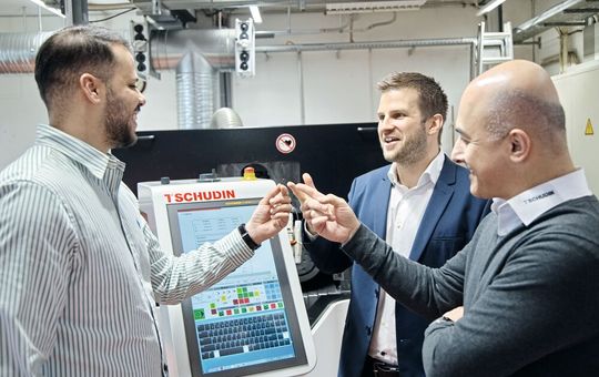 Dass die Fertigung der Wälzkörper am Standort Schweiz realisiert werden kann, ist der hervorragenden Zusammenarbeit der beteiligten Spezialisten von Tschudin und Strähl Décolletage zu verdanken. Im Bild (v. l. n. r.): Ferdi Saiti (CEO, Strähl Décolletage AG), Marc Tschudin (CEO, Tschudin AG) und Ali Karabulut (Sales Manager, Tschudin AG).(Bild:  Matthias Böhm)