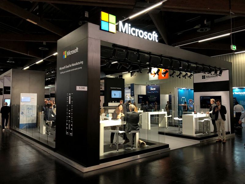 Am Stand von Microsoft konnten Besucherinnen und Besucher eine Vielzahl von Showcases erleben, die von Partnern und Kunden des Softwarekonzerns realisiert wurden. Microsoft selbst zeigte einen Anwendungsfall für die Hololens 2, bei der man den Energieverbrauch verschiedener Gebäude in einer aus Legosteinen gebauten Smart City visualisieren und in Echtzeit steuern konnte. Bei den Partnerunternehmen ging es teils ebenfalls um das zentrale Thema Energie. So zeigte beispielsweise Device Insight, wie der cloudbasierte Energy Optimizer der Kuka-Tochter dabei helfen kann, verbrauchs- und CO2-relevanter Parameter von Produktionsanlagen und Gebäuden vorausschauend zu steuern. (Bild: Vogel Communications Group)