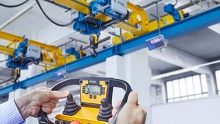 Demag DRC-JT und DRC-JT(S), die Version mit Sicherheits-Schlüsselschalter, ermöglichen die intuitive Steuerung komplexer Kranbetriebsarten. (Demag)