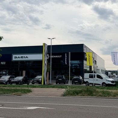 In rund einem Jahr Bauzeit ist ein modernes Renault-, Dacia- und Alpine-Autohaus entstanden.  (Bild: Autohaus Sirch)