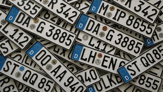Der ACE Auto Club Europa klärt über die zehn spannendsten Fakten rund ums Kfz-Kennzeichen auf, die Autofahrer im Zweifel vor Ärger und Bußgeldern bewahren.  (Bild: )