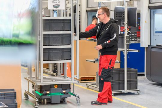 Auf Knopfdruck transportieren fahrerlose Transportfahrzeuge Material von der Fertigungsbereitstellung zum Arbeitsplatz.(Bild:  Bopla Gehaeuse Systeme)