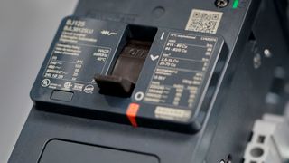 Im eingebauten Zustand sind Einstellwerte und Bedienelemente auf der Vorderseite zugänglich. (Schneider Electric)