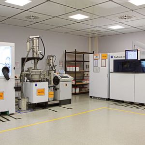 Der Fertigungsraum, in dem die Pulverbettmaschinen für den 3D-Metalldruck stehen, ist mit einer speziellen Decke und einem besonderen Boden ausgestattet.(Bild:  © Simone Käfer)