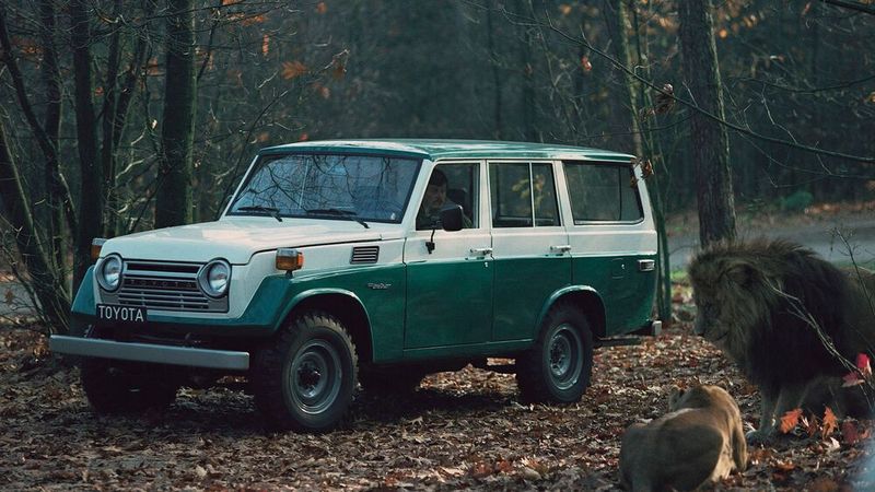 Komfort für den Kreuzer: 1967 lancierte Toyota den großen Land Cruiser J5 Station Wagon als Flaggschiffmodell. Der J5 wurde vor allem für Nordamerika gebaut. Er entspricht technisch weitgehend dem J4, jedoch wurde das Karosseriedesign verändert. Für den deutschen Markt musste Toyota die vordere Dreiersitzbank gegen ASS-Sportsitze umtauschen, um den geltenden Sicherheitsbestimmungen zu genügen. Daher gab es den FJ55 in Deutschland nur als 5-Sitzer. Er wurde bis 1980 produziert. (Bild: Toyota)