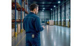 Dieser Mitarbeiter einer Firma gehört zur Spezies der Alleinarbeiter. Manchmal kann es entspannend sein, quasi sein eigener Herr zu sein, doch was ist, wenn ein Notfall vorliegt. Dann retten etwa Totmannschalter von Almas Industries (hier am Gürtel befestigt) Leben ... (Bild: Almas Industries)