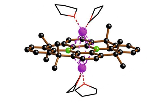 Zwei Bor-Atome (grüne Kugeln) sind in ein Gerüst aus Kohlenstoffatomen (schwarz) eingebettet. Die für die C-F-Spaltung nötigen Elektronen stammen derzeit noch aus Lithium (pink), künftig aus elektrischem Strom.(Bild:  Gruppe Matthias Wagner/ Goethe-Universität Frankfurt)