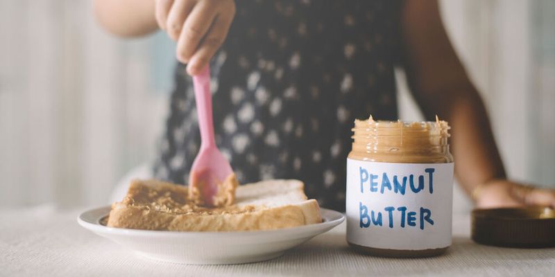 Seit Kurzem gibt es für Kinder mit einer Erdnussallergie die Möglichkeit einer oralen Desensibilisierung. (Symbolbild)(Bild: ©  Hafiez Razali - stock.adobe.com)