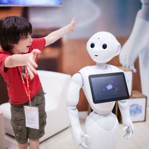 Pepper ist Aldebarans Vorzeigeroboter: Er kann Emotionen lesen und reagiert darauf.