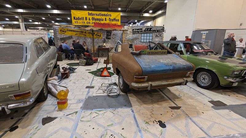 Wie immer mit viel Herzblut und guten Ideen bei der Standinszenierung dabei war auch in diesem Jahr die Alt-Opel-IG. Der Erfinder der Oldtimer-IG feierte im vorletzten Jahr sein 50-jähriges Bestehen. (Bild: Dominsky – VCG)