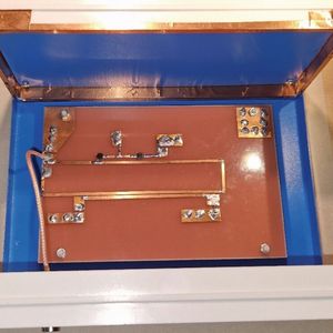 Bild 29:  In das Gehäuse eingebaute Baugruppe, Signaleinspeisung über Koaxialkabel in die Leiterschleife.(Bild:  Würth Elektronik)