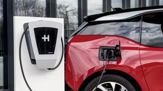 Wallboxen, ob nun von freien Lieferanten oder von den Autobauern selbst, sind gefragt. Und die neue staatliche Förderung dafür erst recht. (Bild: Heidelberger Druckmaschinen)